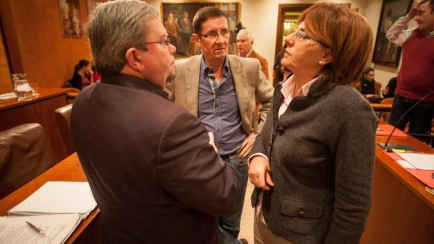 Constantino Álvarez, Alejandro Cueli y Pilar Varela, durante el último Pleno municipal.