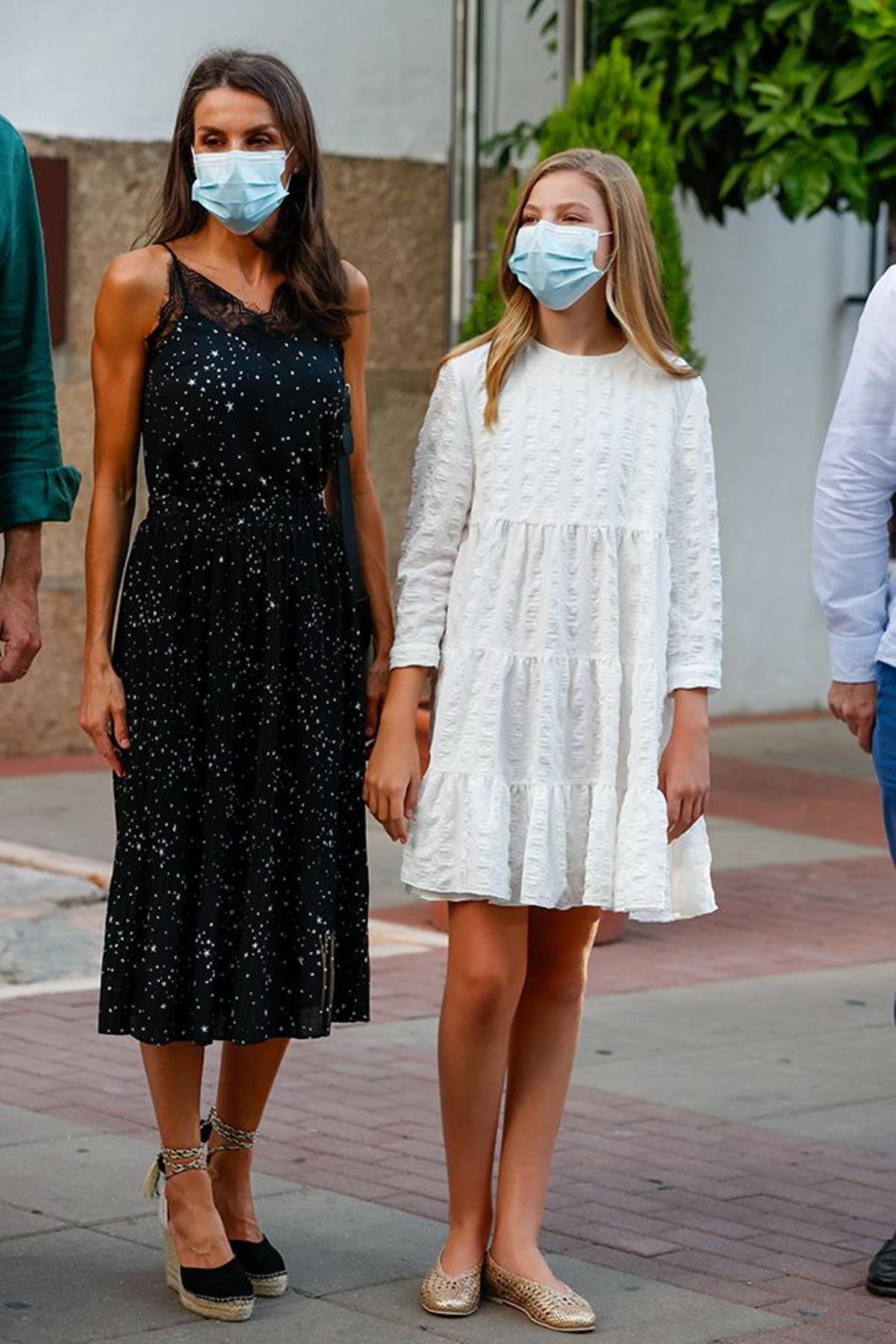 La reina Letizia y la infanta Sofía posan juntas con estilismos muy distintos