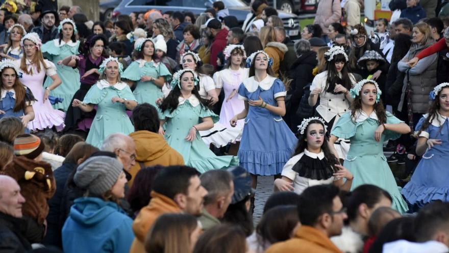 Desfile de comparsas e disfraces na tarde do sábado polas rúas da vila de Padrón. concello de padrón