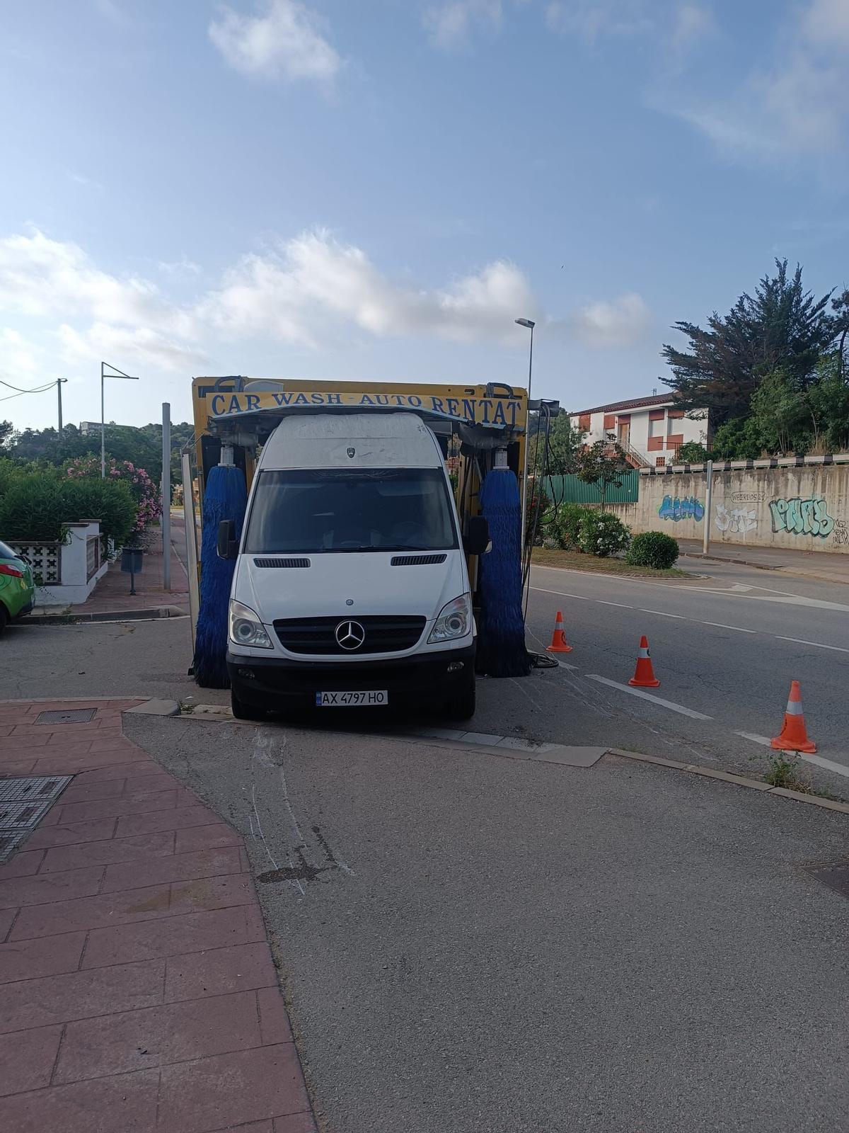 La furgoneta robada amb el túnel de rentat "incorporat" un cop abandonada a Tossa.