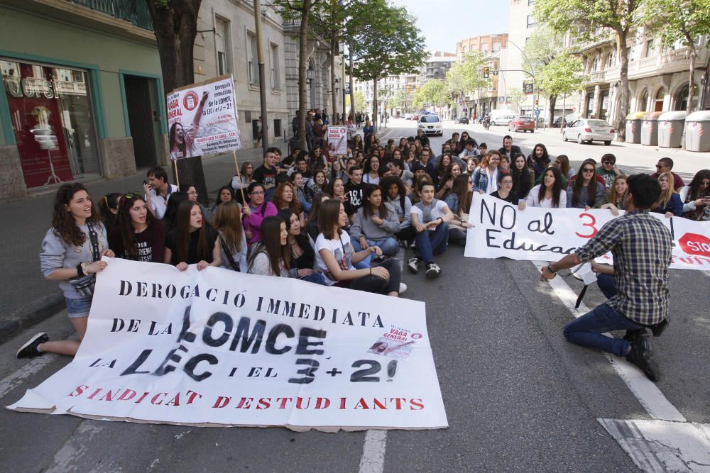 Un centenar d''estudiants rebutgen la Llei Wert a Girona