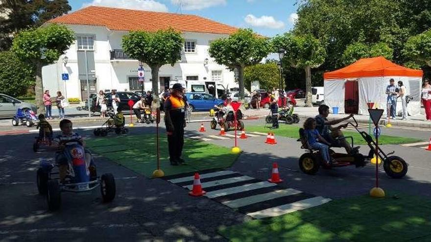 Pequeños de Cambre aprenden seguridad en un circuito de &#039;karts&#039;
