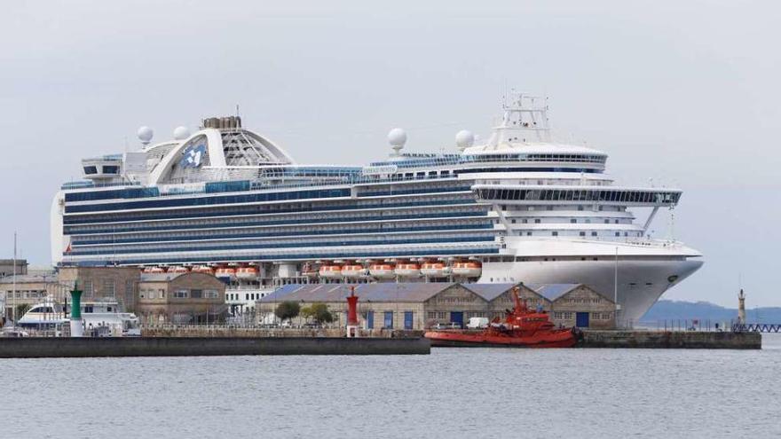 Escala del megacrucero &quot;Emerald Princess&quot;  |  El gran buque reanudó ayer el tráfico de cruceros de 2016 en el Puerto vigués tras los de Ventura y Braemar a finales de marzo. Arribó al amanecer proveniente de Southampton con 3.100 pasajeros y más de mil tripulantes, en crucero de una semana por la costa atlántica continental cuyos próximos destinos lo acercarán a Lisboa, La Rochelle y Guernsey. Mañana se espera por primera vez en Vigo, el Celebrity Silhouette.