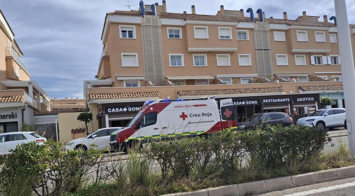 Los sanitarios de la Cruz Roja han atendido al repartidor herido