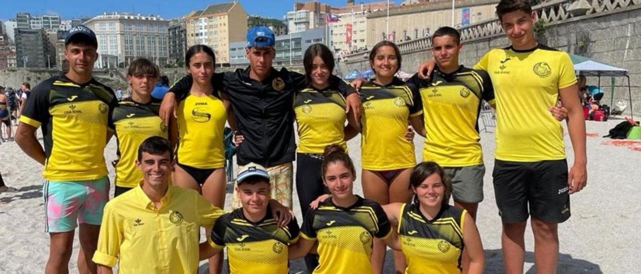 El equipo del Dragones Caja Rural que consiguió seis medallas en la playa de Orzán de A Coruña. | CDSD