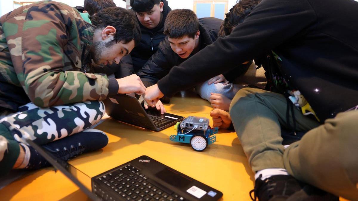 Alumnado del IES en un taller de robótica, como la que se verá en hoy.