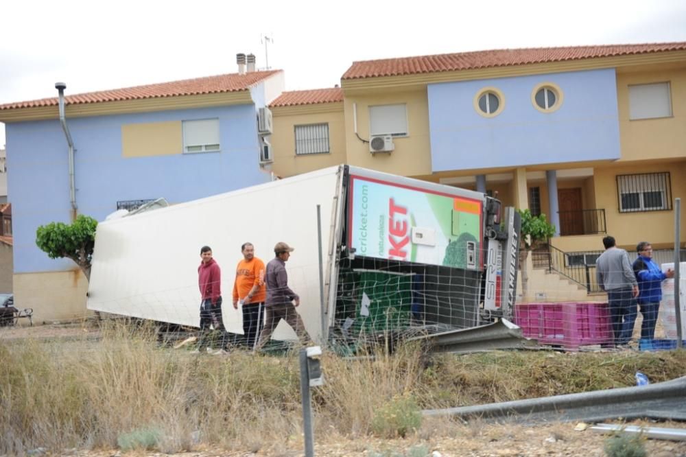 Un tráiler se estrella contra una casa en Librilla