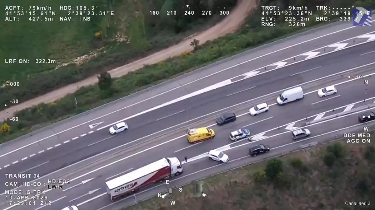 El incendio de un camión de gran tonelaje corta la C-25 en sentido Girona