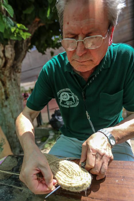 La muestra reúne a vecinos que emigraron tras la llegada de la industria sintética