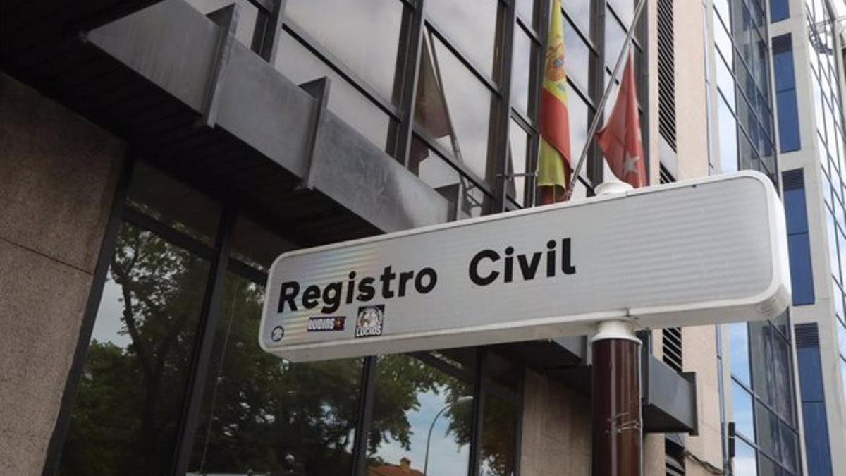 Cartel que apunta donde está el Registro Civil