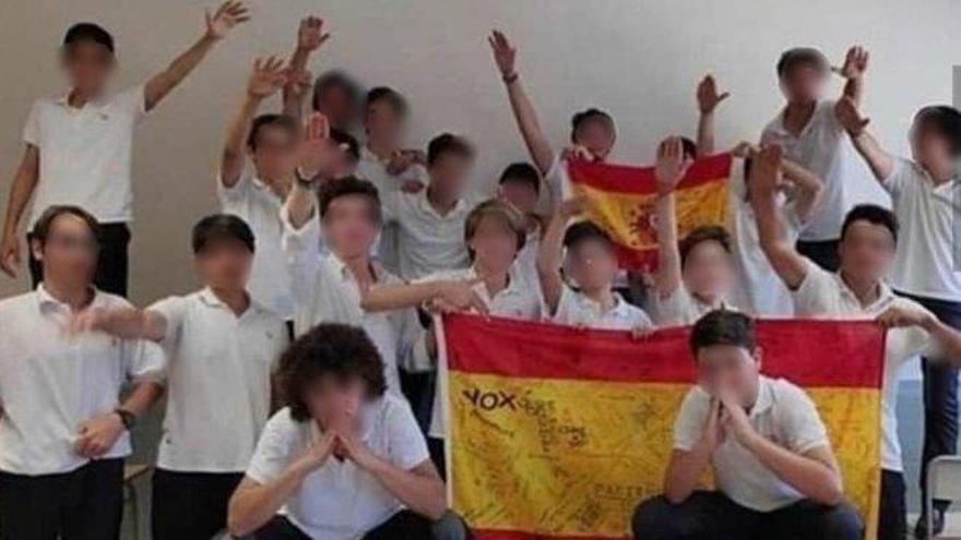 Alumnos de un colegio del Opus en Palma posan haciendo el saludo nazi