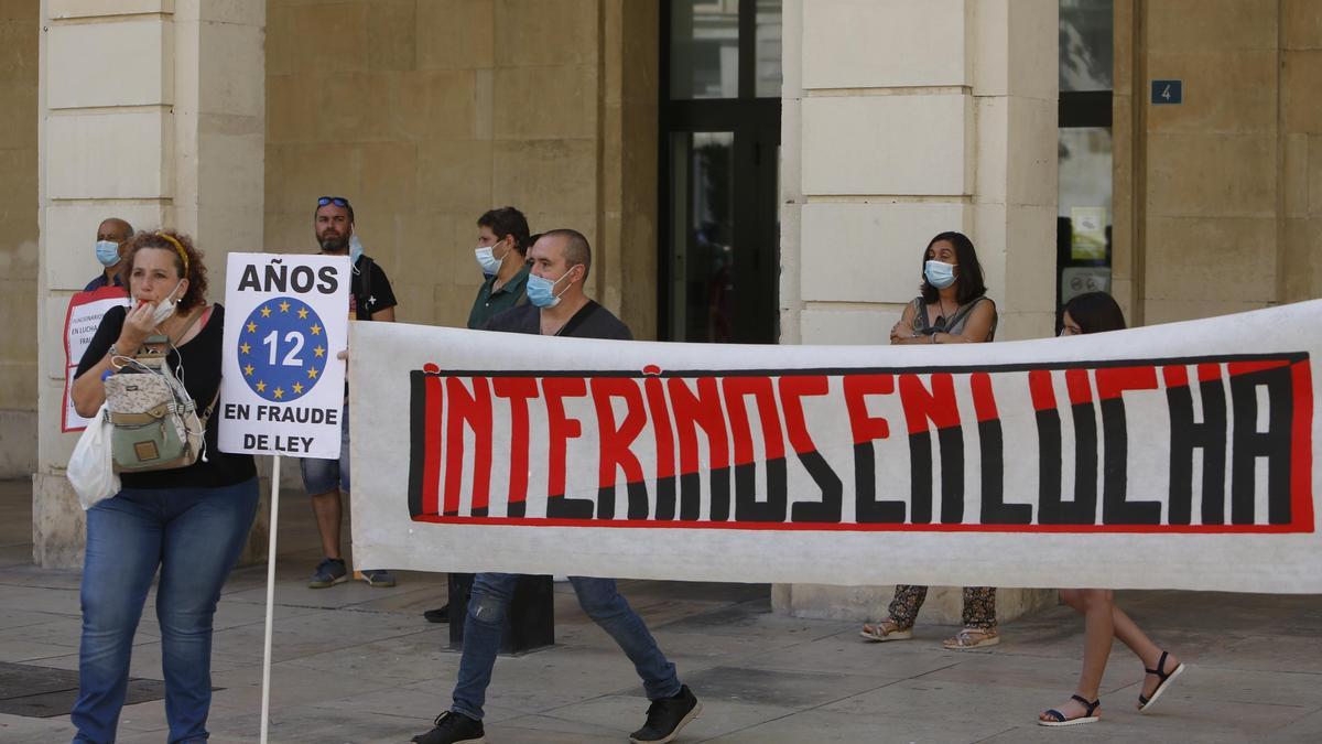 Protesta de interinos que llevan años encadenando contratos en la administración pública.