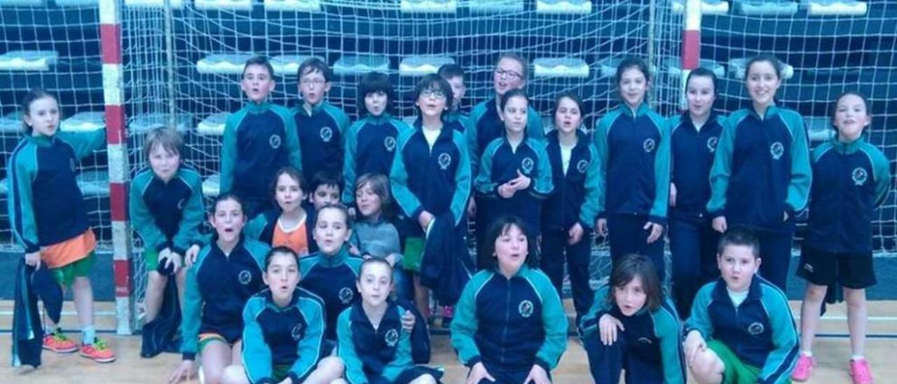 Jugadores de la escuela de balonmano del Colegio Plurilingüe María Inmaculada de Silleda.