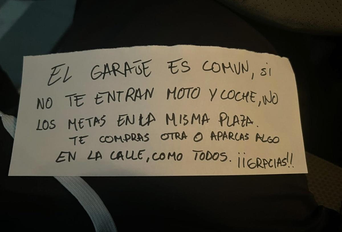 La nota que han dejado en el vehículo