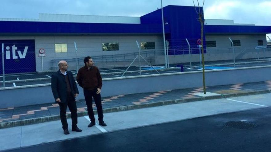 El edil de Infraestructuras, José Carlos Martínez (izqda.), supervisando los trabajos de los accesos.