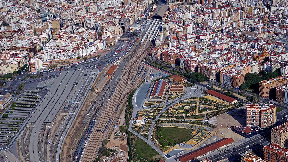 AÉREA . PARQUE CENTRAL . VÍAS DE LA ESTACIÓN DEL NORTE