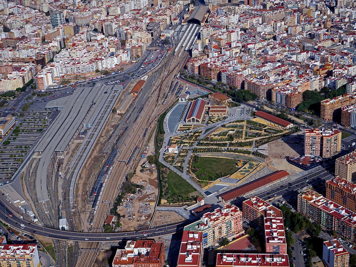 El Parc Central de València donde se construirá la futura Estación Central, a espaldas de la histórica Estación del Norte (al fondo)