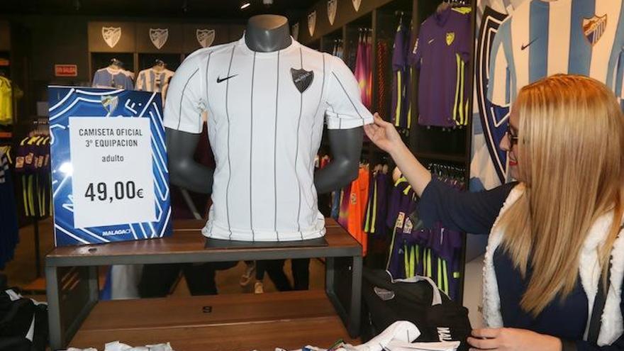 El Málaga CF estrena su nueva indumentaria hoy en Villarreal.