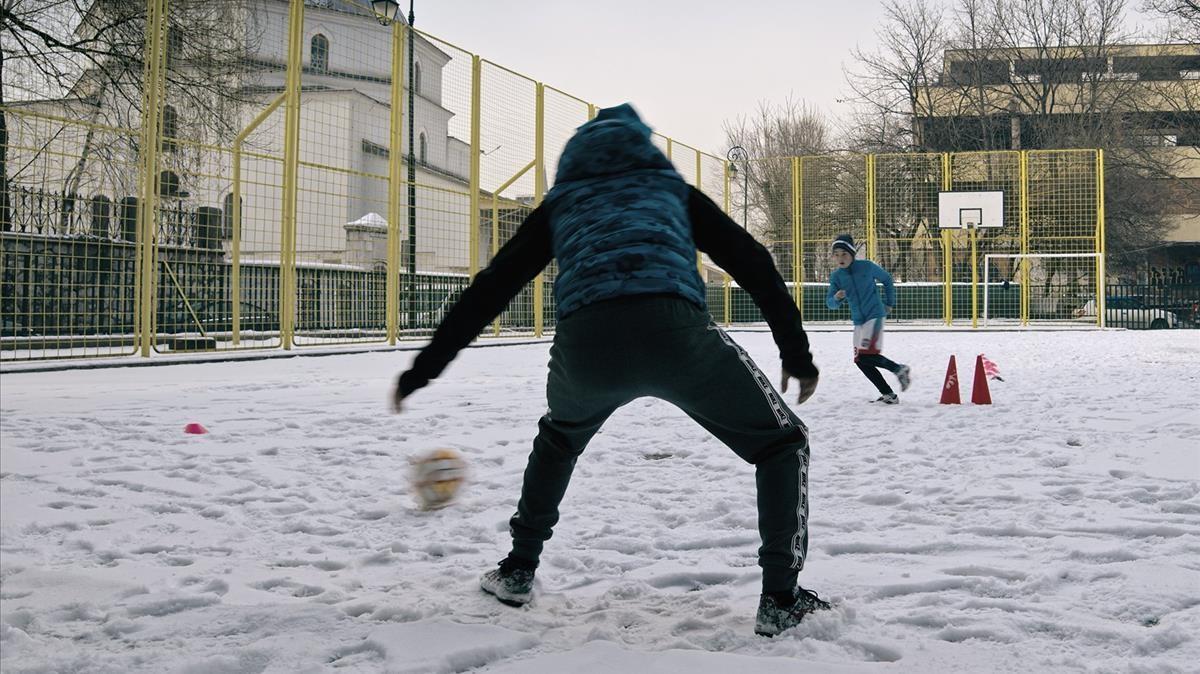 DOCUMENTAL ALBUM DE POSGUERRA sobre el reencuentro entre Gervasio Sanchez y los ninos que fotografio durante la guerra de Bosnia Sarajevo PIE DE FOTO Edo Osvicic and his son Amer  football training in a snowy school yard  Edo wants his son to fulfill his own dream of a professional football career  FOTO LUKIMEDIA