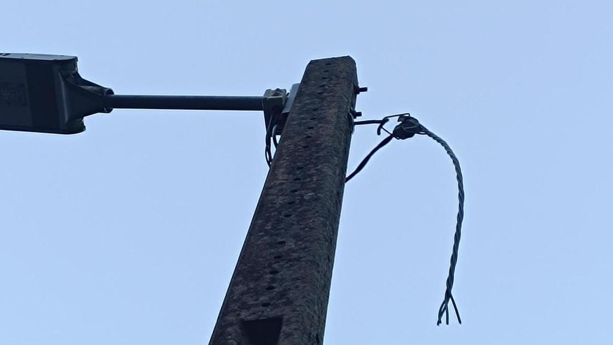 Una de las farolas afectadas por el robo de Catoira.