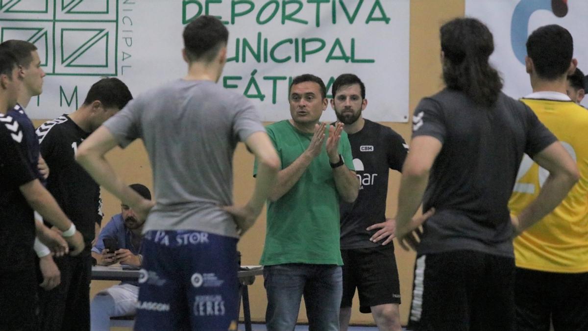 Jesús Escribano da instrucciones en la sesión de entrenamiento del jueves en Fátima.