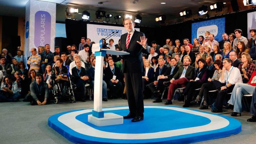 Rajoy, rodeado de los suyos, durante la clausura de las jornadas de buen gobierno en los ayuntamientos celebradas en Barcelona.