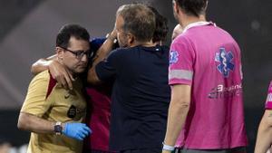 El doctor del FC Barcelona, Carles Miñarro, ha muerto este sábado. En una imagen de archivo del año pasado durante un partido entre Rayo Vallecano y FC Barcelona. 