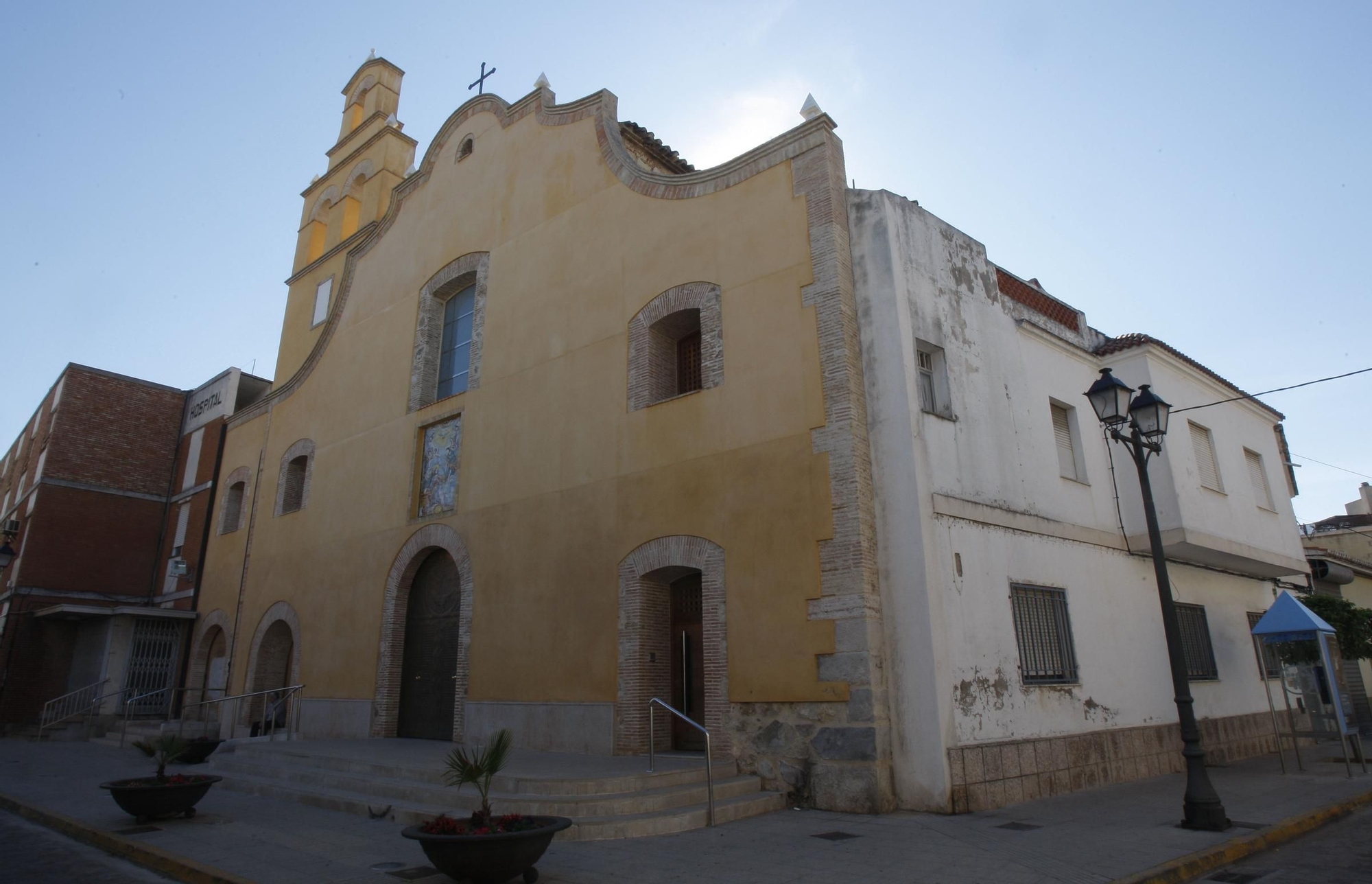 La iglesia de la Encarnación, junto al antiguo hospital municipal.jpg