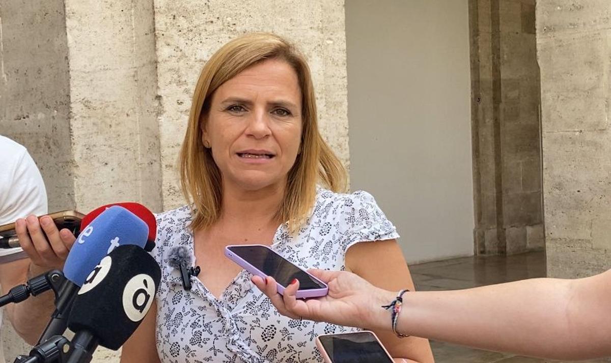 Pilar Benabé en declaraciones a prensa sobra la reunión de memória democrática con Llíria.