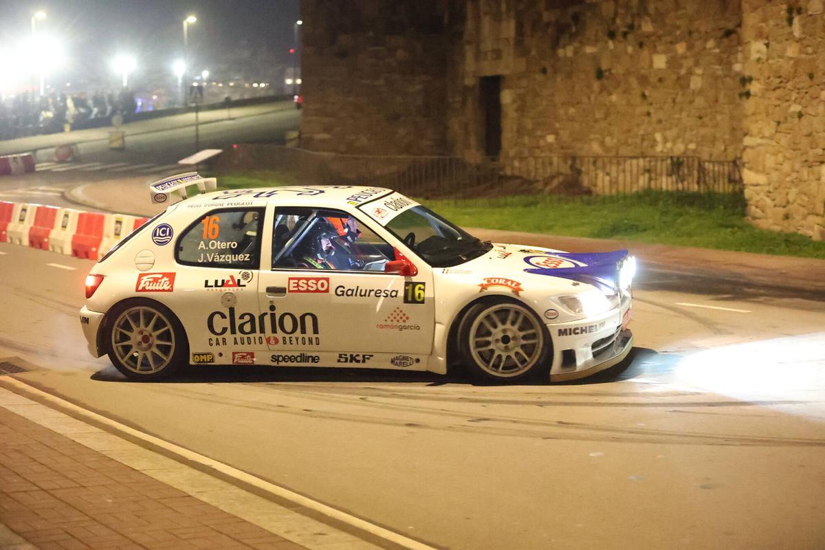 La trigésima edición del Rally de A Coruña arrancó este viernes con una presentación en O Parrote y una especial en el entorno del castillo de San Antón.