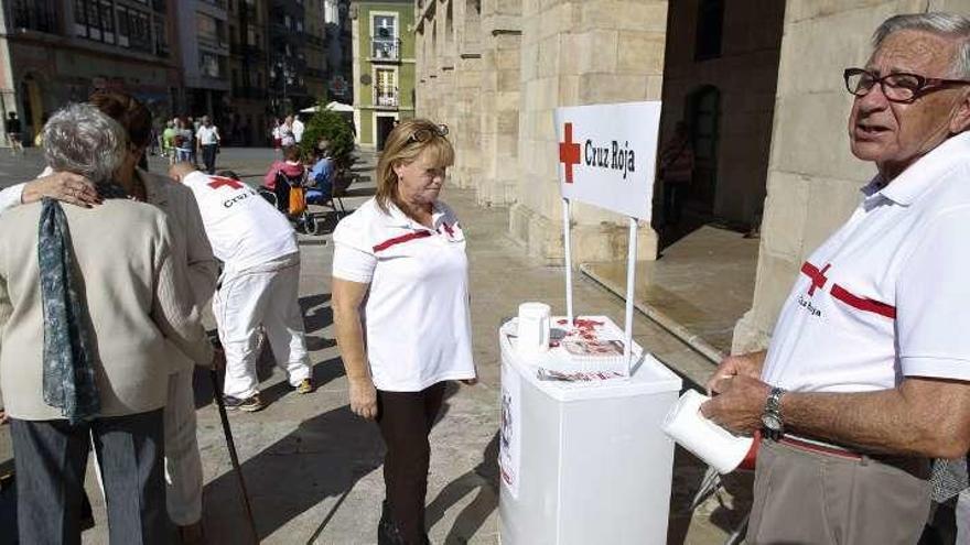 Voluntarios de Cruz Roja, ayer, en el punto de información del Parche.