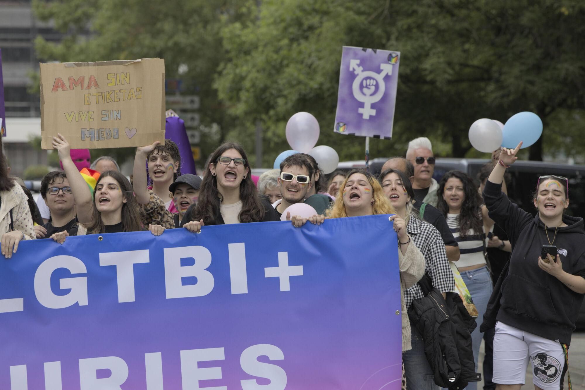 En imágenes: Así fue la manifestación LGTBI de Avilés, con "Santina de Queervadona" incluida