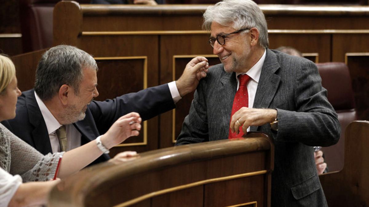 Azpiazu (sentado) bromea con Josep Sánchez Llibre (Unió) en un pleno del Congreso, en septiembre del 2011.