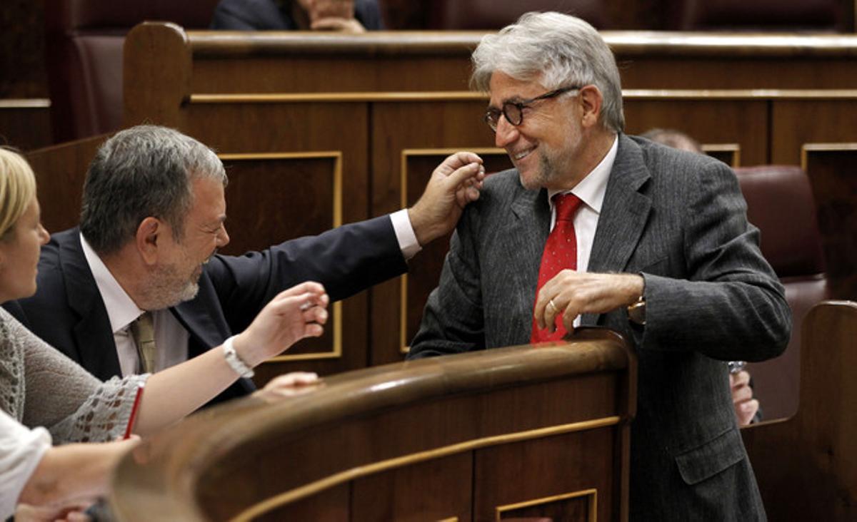 Azpiazu (assegut) fa broma amb Josep Sánchez Llibre (Unió) en un ple del Congrés, el setembre del 2011.