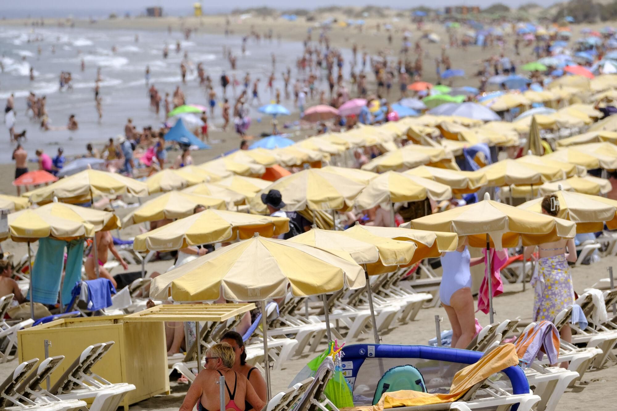 Jornada de fuerte calor en Playa del Inglés (17/07/25)