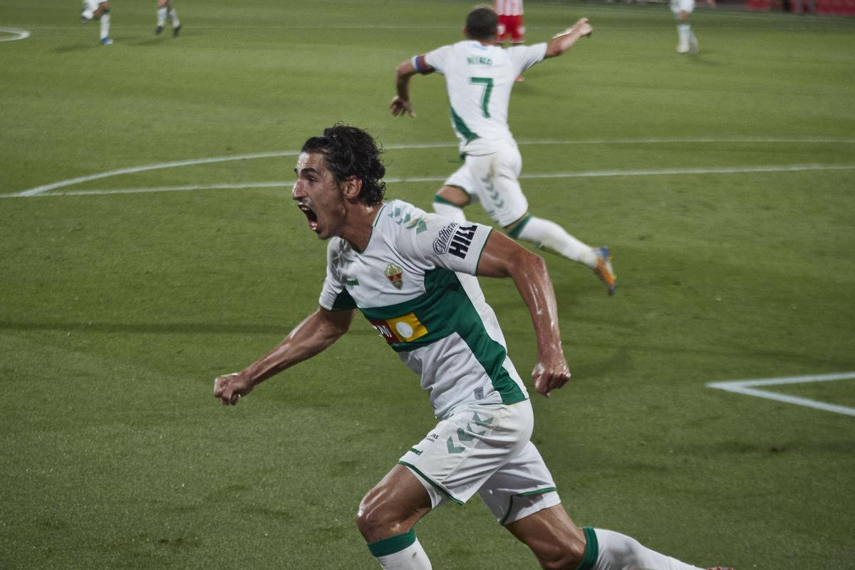 Pere Milla celebra el gol que valió un ascenso con Nino de fondo.