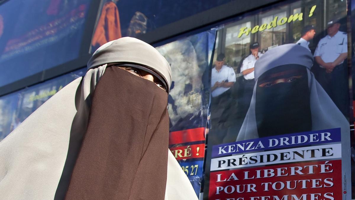 Francia prohíbe el burka en espacios públicos y la abaya en escuelas en nombre de la laicidad