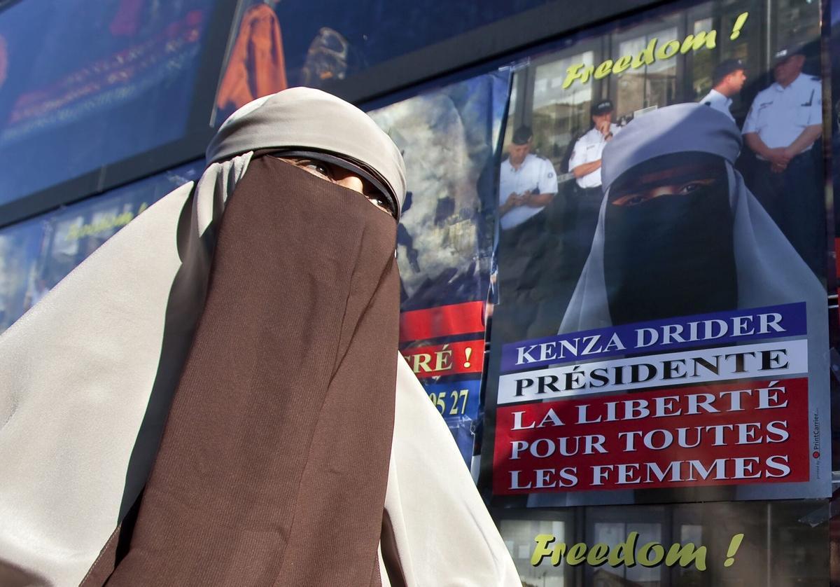 Una activista francesa contraria a la prohibición del burka, en una protesta en septiembre de 2011.