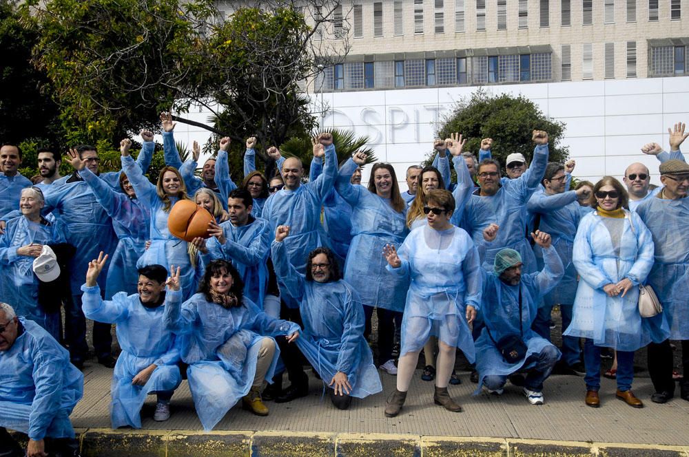 Concentración frente al Hospital Doctor Negrín en defensa de la sanidad pública