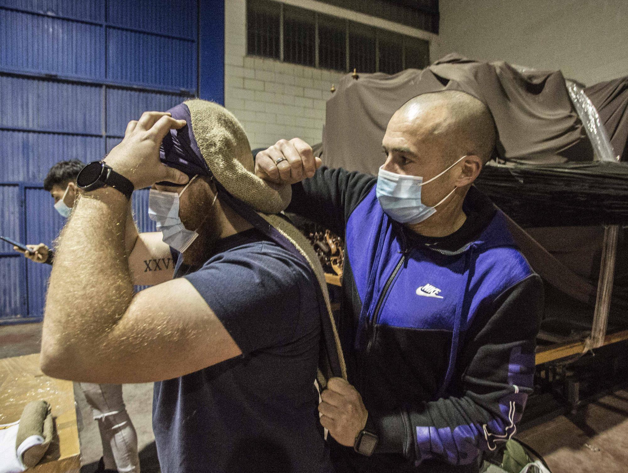 La hermandad de la Humildad y la Paciencia enseñan a los nuevos costaleros