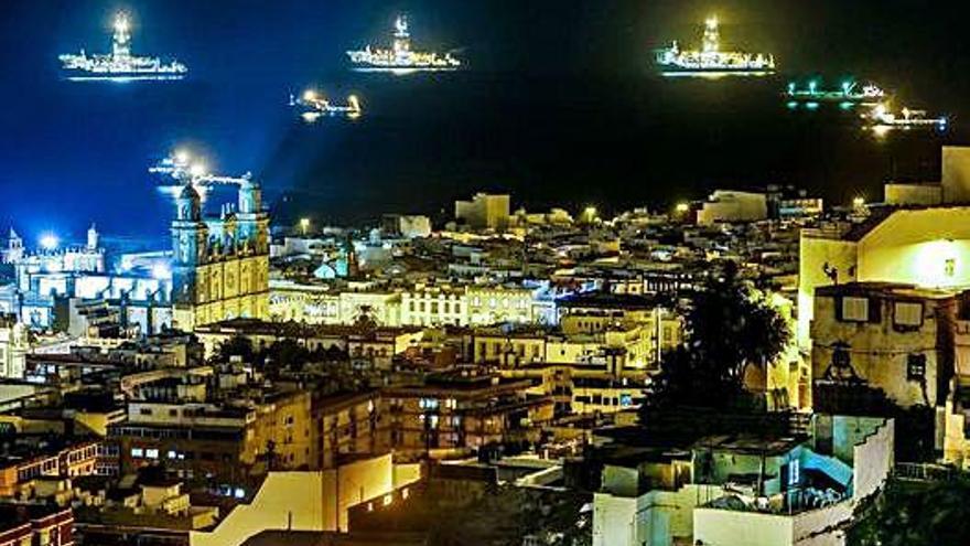 Vista nocturna de la Catedral de Las Palmas, con parte del Risco de San Nicolás en primer plano.