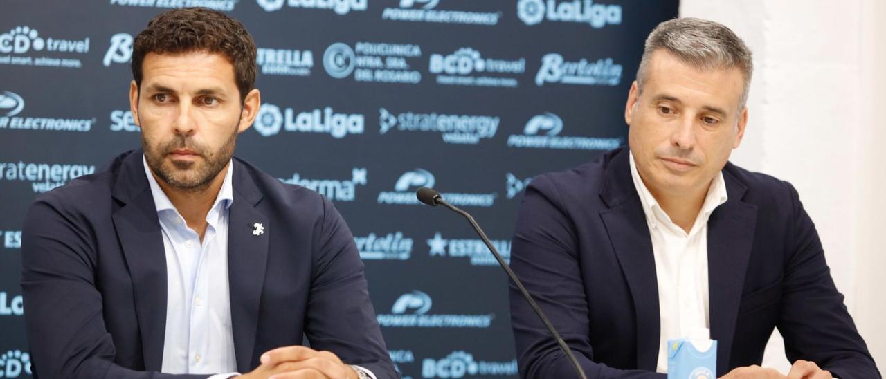 El técnico de la UD Ibiza, Javier Baraja, y el director deportivo, Miguel Ángel Gómez, durante la presentación del primero. | J.A.RIERA