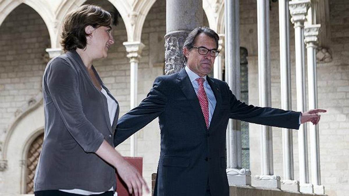 Mas recibe a la alcaldesa Colau en el Palau de la Generalitat