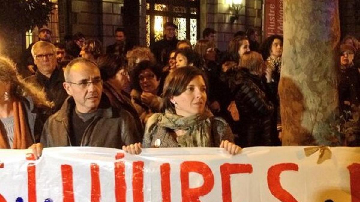 Los diputados de ICV-EUiA Laia Ortiz y Joan Coscubiela, en la protesta frente la sede de la Delegación del Gobierno en Catalunya, este viernes, en Barcelona.