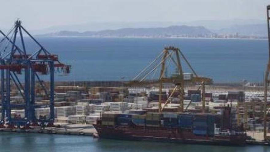 La falta de estibadores provoca ya el desvío de un 25 % del tráfico del puerto