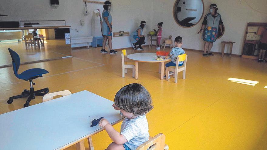 Alumnos y educadoras de la &#039;escoleta&#039; municipal que hay en El Molinar.