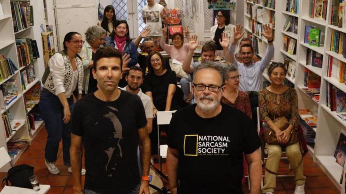 Raúl Quintana y José Luis Campal, este jueves, en la inauguración de la muestra de arte postal ‘Claveles para la libertad’.