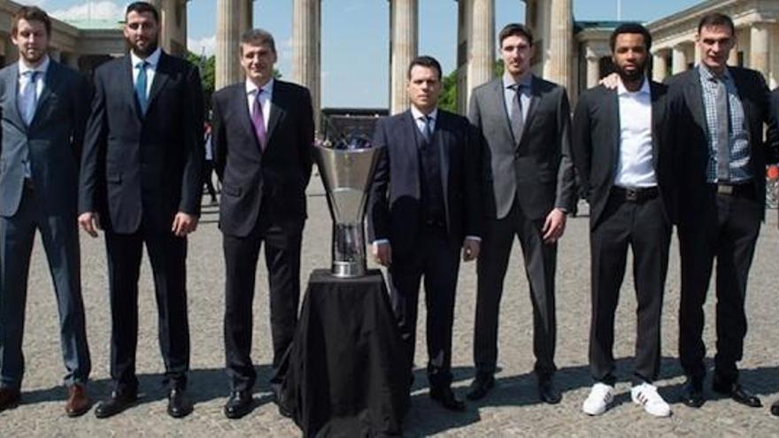 El CSKA ruso y el fenerbahce turco parten como favoritos en la Final a Cuatro de Berlín, que arranca esta tarde y donde se han colado también el Lokomotiv Kuban de Krasnodar y el Laboral Kutxa de Vitoria, como único representante del baloncesto español. La primera semifinal dará comienzo a las 18.00 horas con el enfrentamiento ruso entre CSKA y Lokomotiv Kuban, que asegura un representante de Rusia en la final. La segunda semifinal medirá a partir de las 21.00 horas al Fenerbahce de Zeljko Obradovic y al Laboral Kutxa de Vitoria, dos escuadras que no han podido levantar aún el trofeo de la máxima competición europea. Esta edición de la Final Four ha marcado un nuevo récord y será retransmitida en al menos 200 países a través de 73 canales de televisión. En españa podrá verse a través de Movistar Televisión.