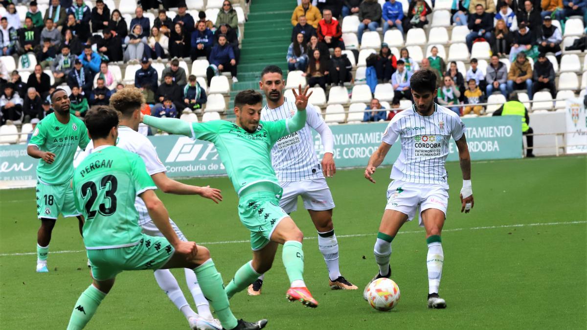 Calderón disputa un balón durante el encuentro entre el Córdoba CF y la Cultural Leonesa, el domingo en El Arcángel.