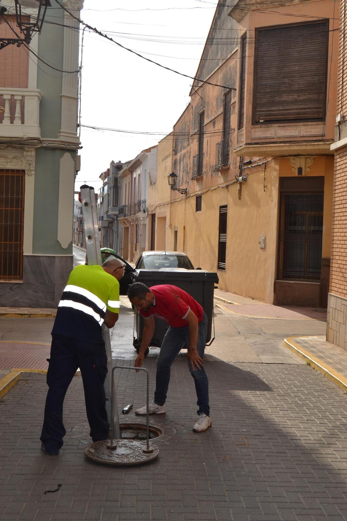 Acceso a través de una alcantarilla.